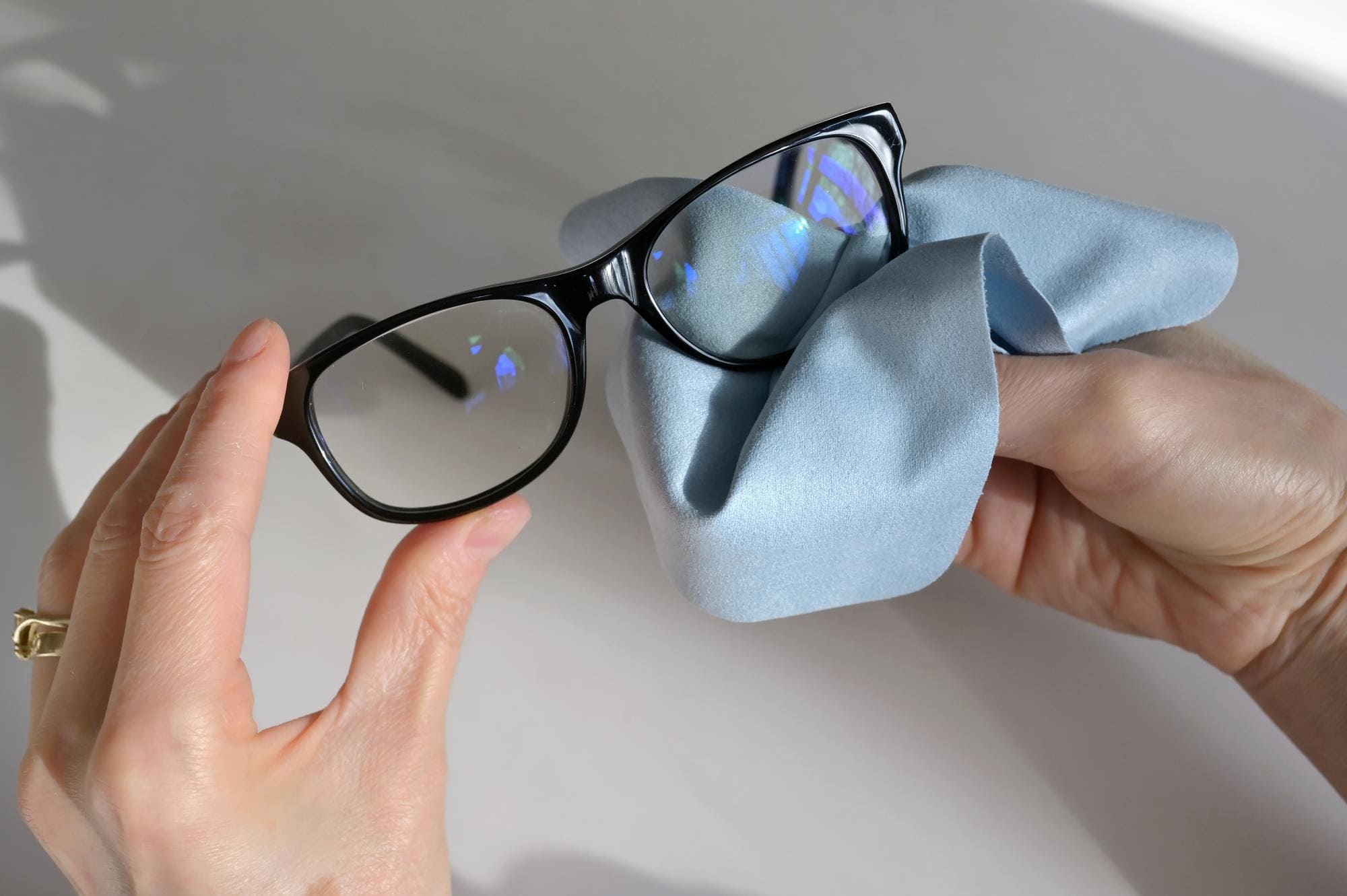 wiping-glasses-with-cloth